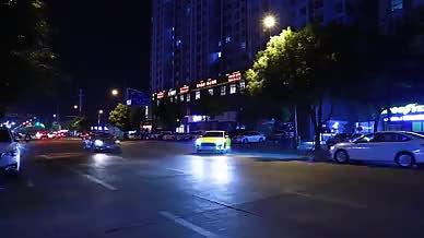 实拍夜晚的街道车流延时摄影视频的预览图